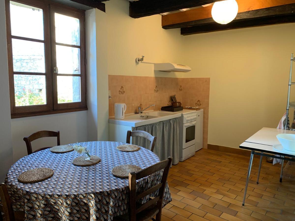 Spacious Apartment In A Charming, Tranquil Village Saint-Vincent-Rive-dʼOlt Zewnętrze zdjęcie