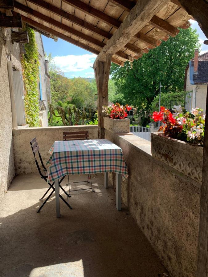 Spacious Apartment In A Charming, Tranquil Village Saint-Vincent-Rive-dʼOlt Zewnętrze zdjęcie